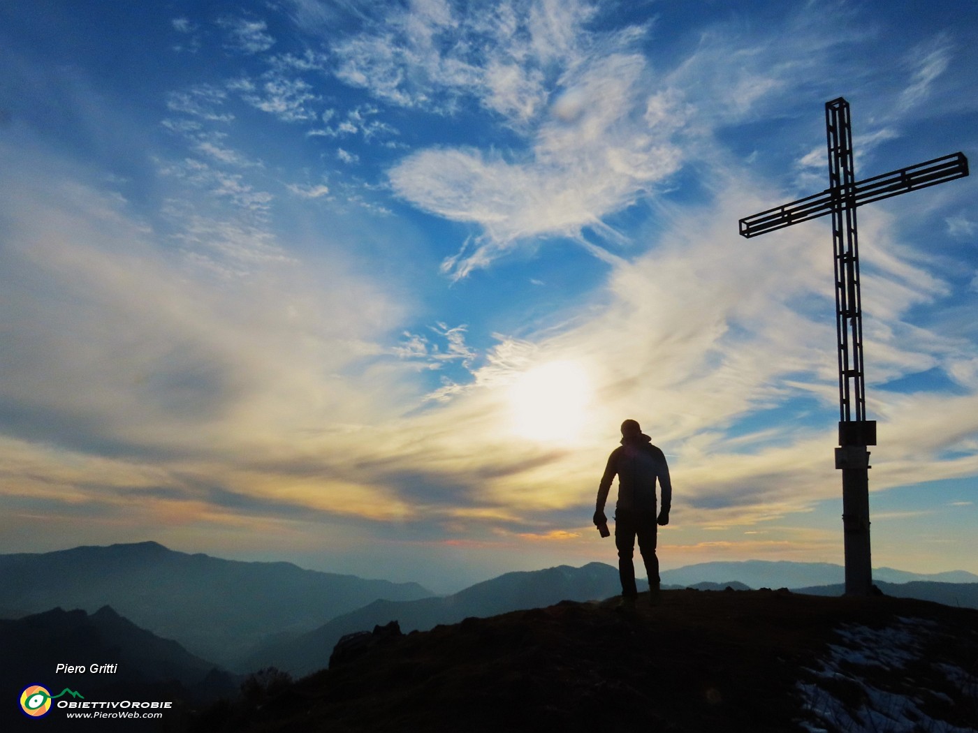 43 Alla croce del Monte Gioco (1366 m) nei colori del tramonto .JPG